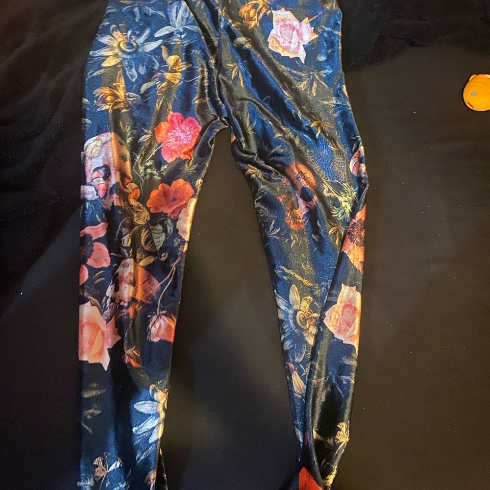 Blackmilk garden of the dead HW velvet leggings